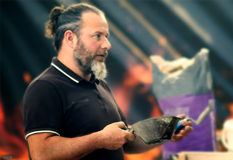 BackofenMeister Daniel Reisinger beim Mörtel anmischen