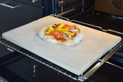 Vegetarische Pizza auf Pizzastein im Haushaltsbackofen